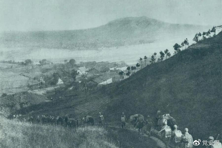 1945年4月6日,太行部隊(duì)等向白晉、同蒲沿線上的日軍展開(kāi)攻擊。這是八路軍向祁縣開(kāi)進(jìn)。