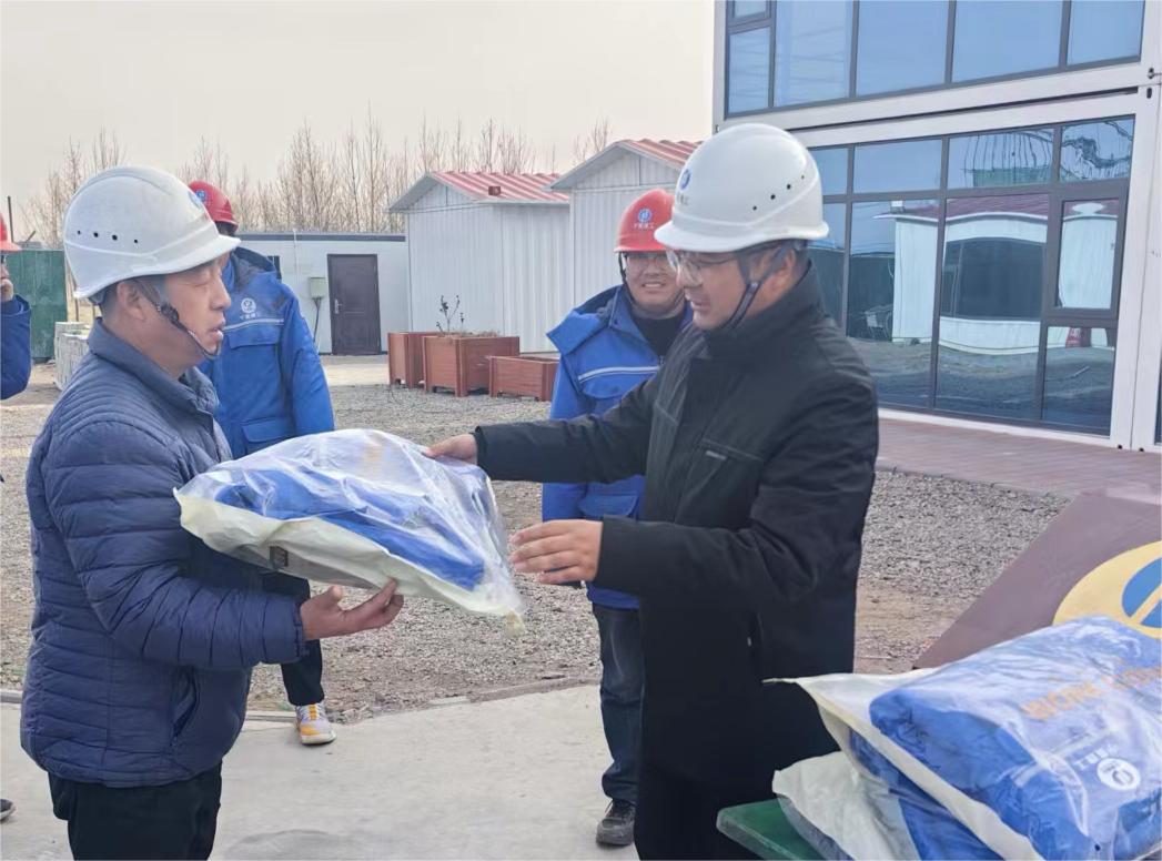 1703143959979632.jpg 圖三:慰問(wèn)發(fā)放圖.jpg